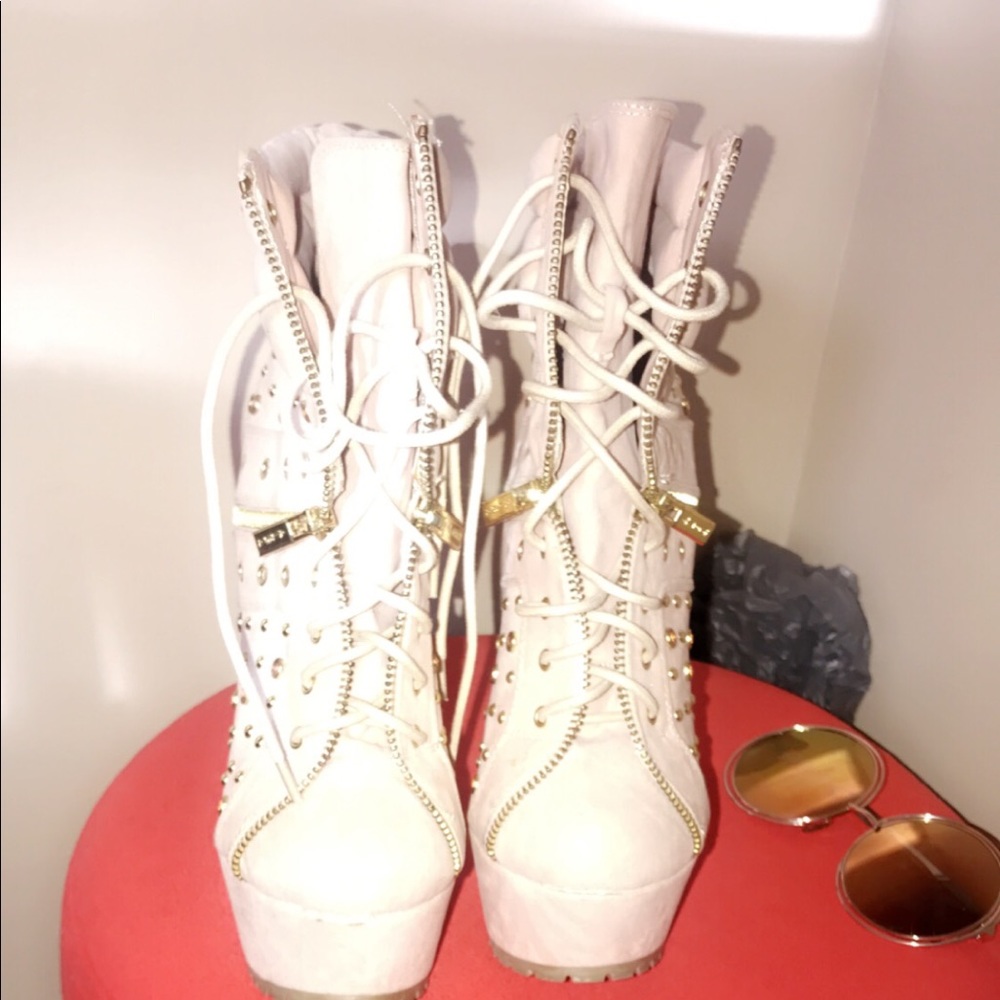 High heels boots